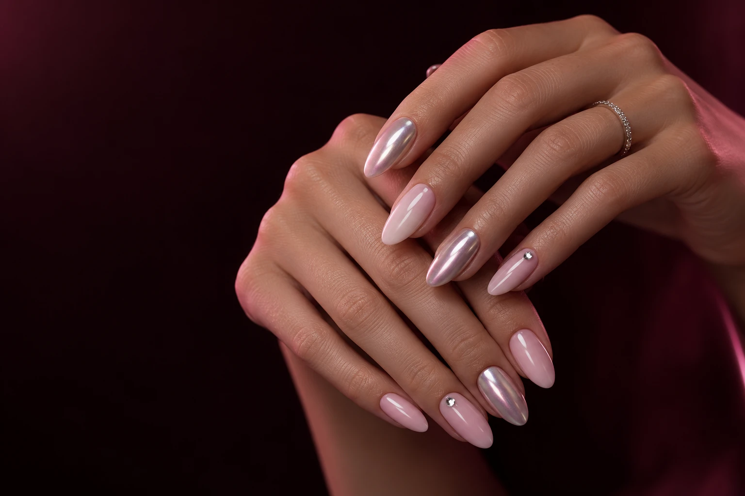 İnci pembesi ve krom detaylarla hazırlanmış badem formunda nail art